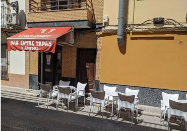 Bar entre tapas y amigos